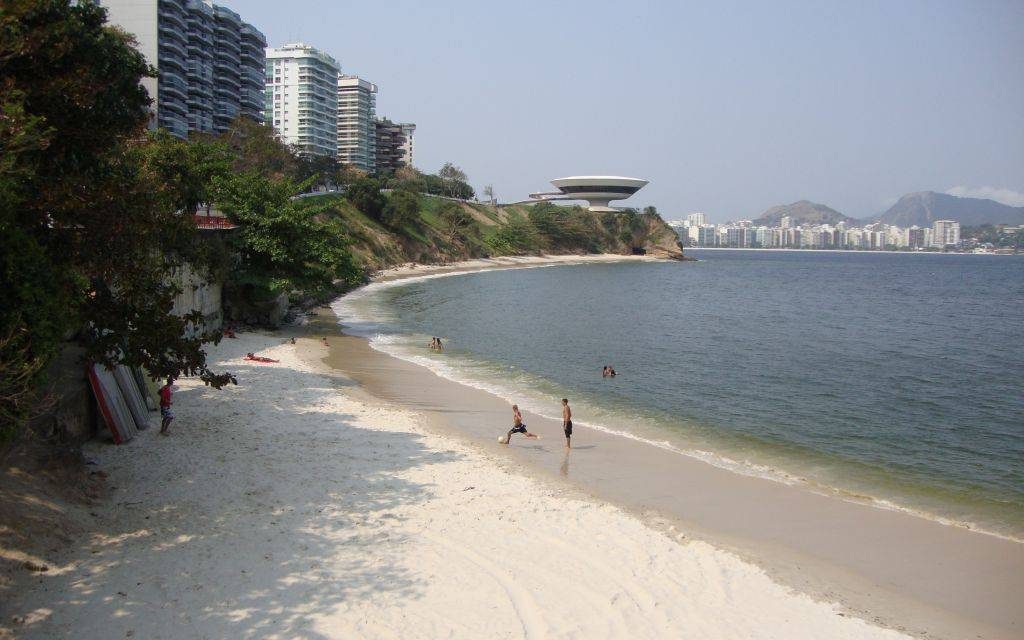 Praia de Boa Viagem possui água limpa todos os dias do ano