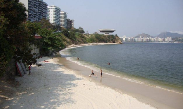Praia de Boa Viagem possui água limpa todos os dias do ano