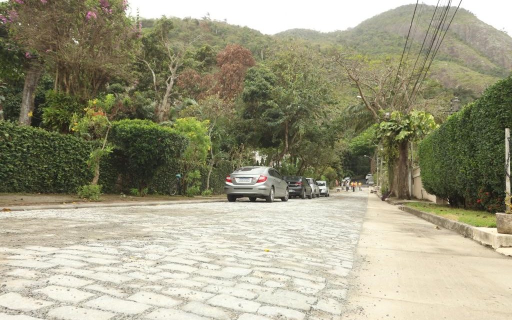 Ruas Gerânios, em Itacoatiara, ganha piso de paralelos para manter o ar bucólico do bairro