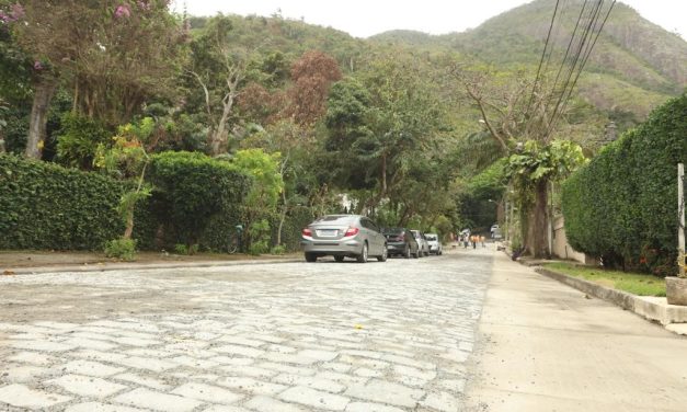 Ruas Gerânios, em Itacoatiara, ganha piso de paralelos para manter o ar bucólico do bairro