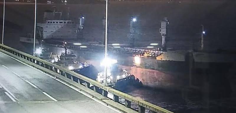 Navio à deriva se choca com a Ponte Rio-Niterói