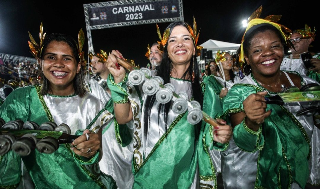 Mais de 20 mil pessoas lotam desfile que abriu o Carnaval 2023 em Niterói 