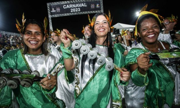 Mais de 20 mil pessoas lotam desfile que abriu o Carnaval 2023 em Niterói 