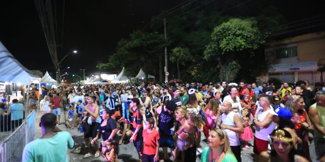 Carnaval de bairros reúne milhares de foliões em Niterói