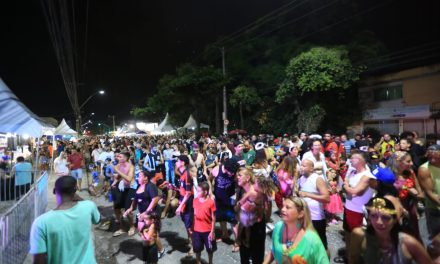 Carnaval de bairros reúne milhares de foliões em Niterói