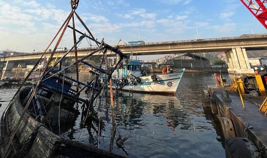 Mais cinco embarcações abandonadas são retiradas da Baía de Guanabara 
