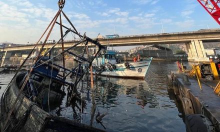 Mais cinco embarcações abandonadas são retiradas da Baía de Guanabara 