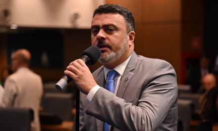 Deputado estadual Vitor Junior entra com representação no MP para garantir pagamento do piso nacional do magistério