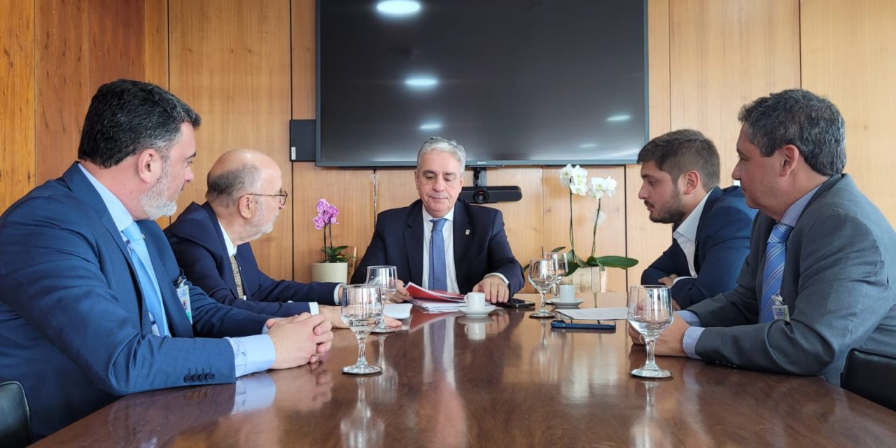 Deputados estaduais apresentam, em Brasília, relatório fiscal mostrando a realidade financeira do Rio