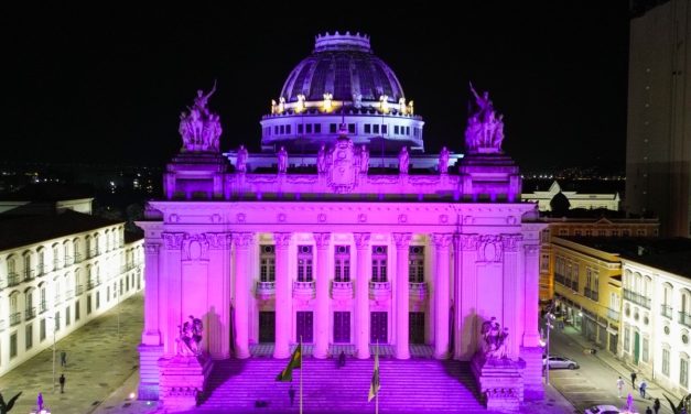 Palácio Tiradentes ganha iluminação especial pelo Dia Mundial de Conscientização da Fibromialgia