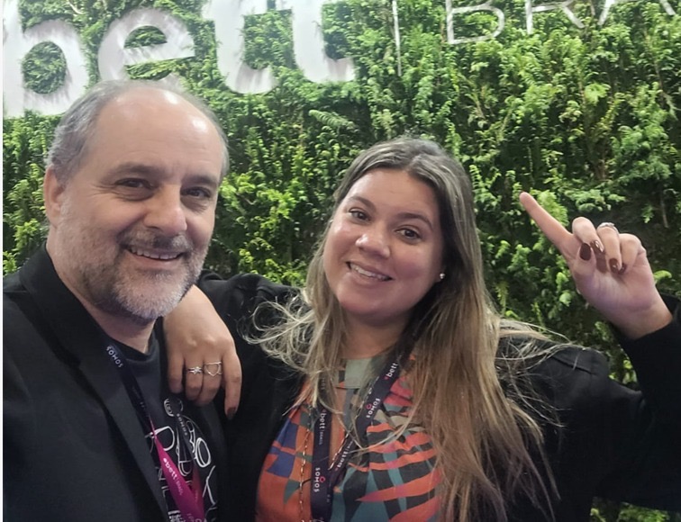 Niteroiense cria podcast para ajudar pais a educar seus filhos