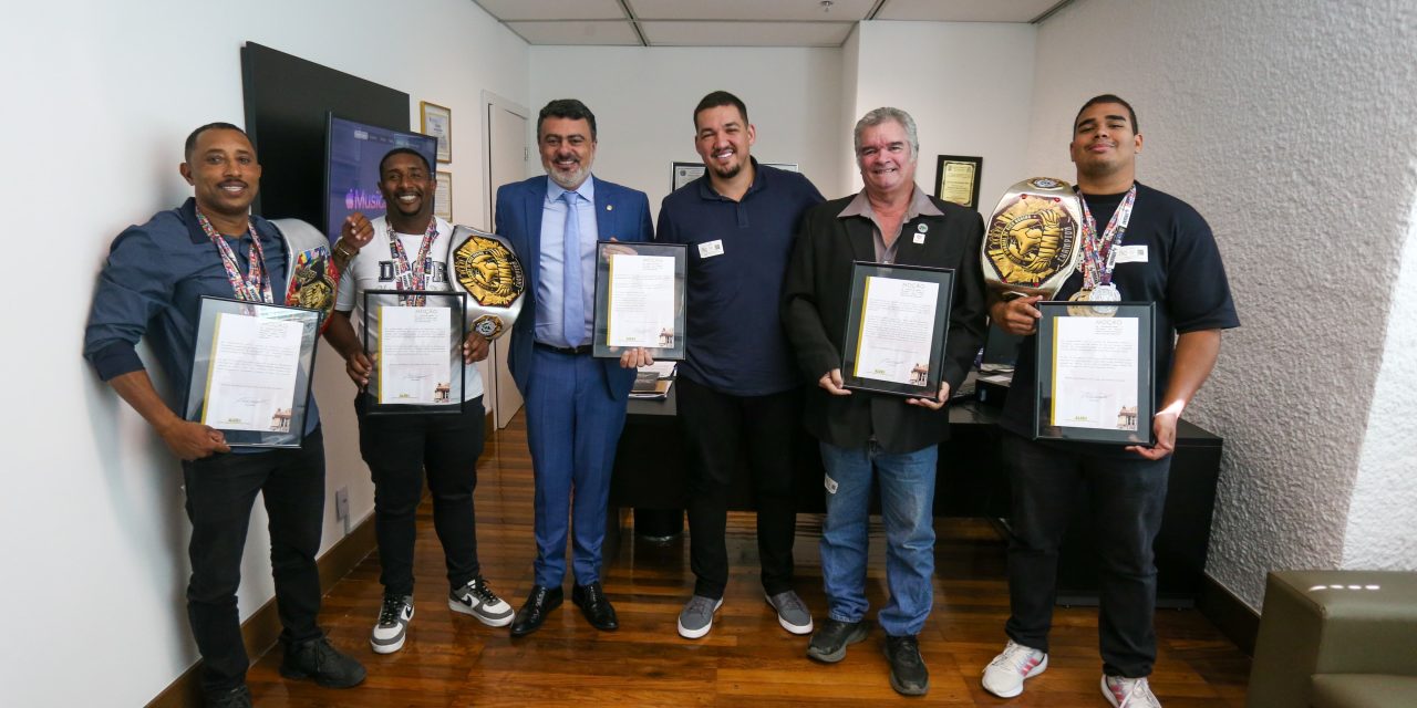 Deputado Vitor Junior entrega moção de aplausos a lutadores de artes marciais que se destacaram em campeonato mundial na Argentina