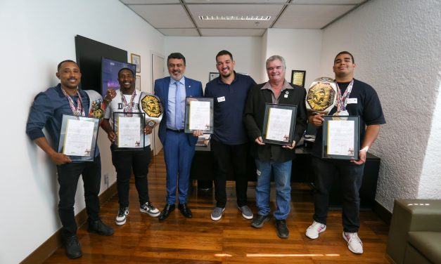 Deputado Vitor Junior entrega moção de aplausos a lutadores de artes marciais que se destacaram em campeonato mundial na Argentina