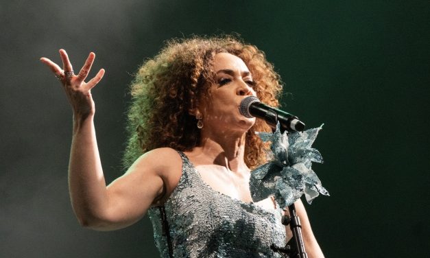 Laila Garin revive Elis Regina em show emocionante no Theatro Municipal de Niterói
