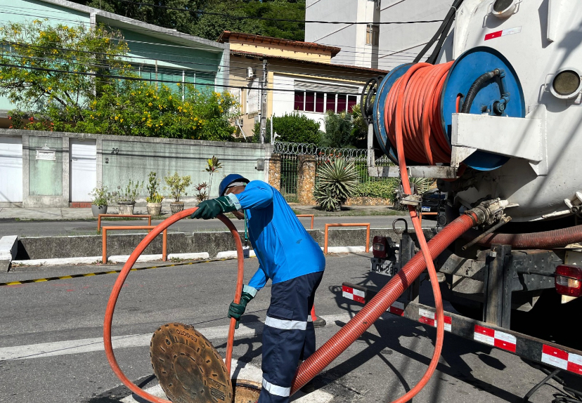 Águas de Niterói utiliza desengordurante para prevenir extravasamentos na rede de esgoto