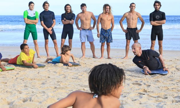 Itacoatiara Pro promove aula de surfe inclusiva e ação socioambiental nesta quarta-feira