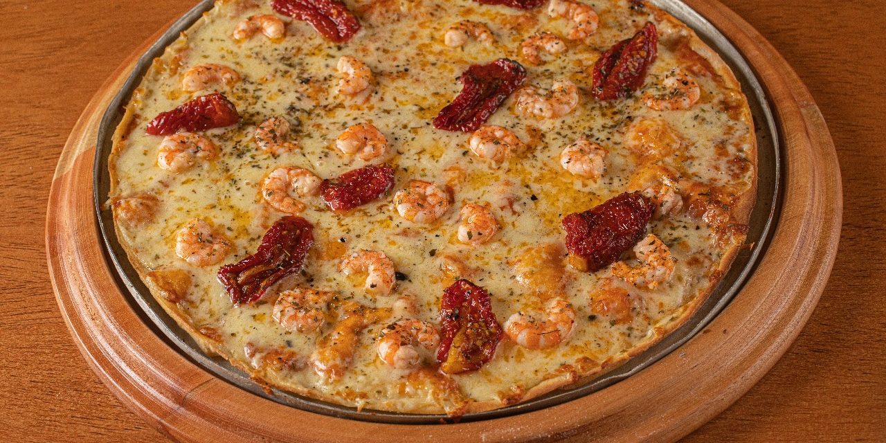 Pizza quentinha e vinho: a combinação perfeita para os dias frios!
