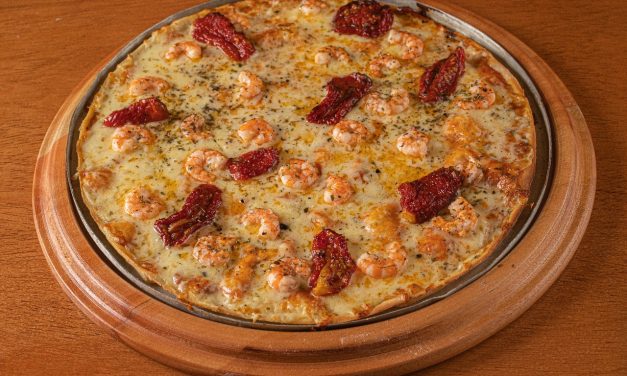 Pizza quentinha e vinho: a combinação perfeita para os dias frios!
