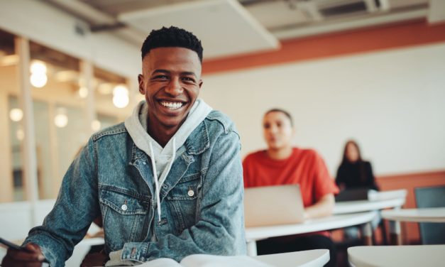 Águas de Niterói promove curso gratuito de tecnologia para jovens de Jurujuba