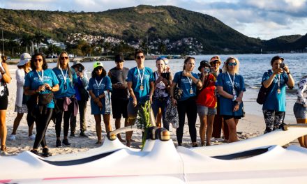 Mutirão de limpeza e batismo das canoas marcam início do Mundial de VA’A em NiteróI
