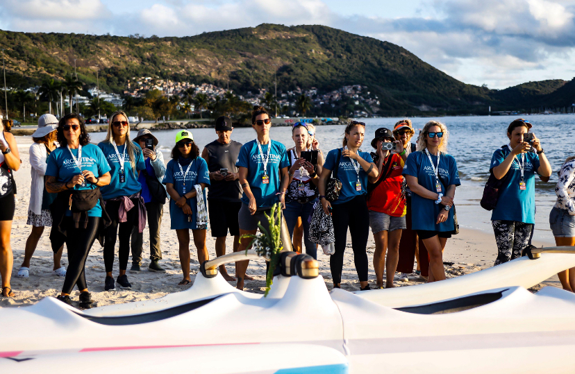 Mutirão de limpeza e batismo das canoas marcam início do Mundial de VA’A em NiteróI