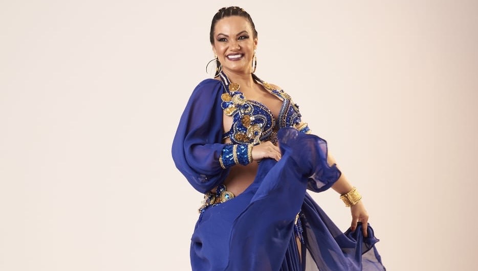 Dalilah Zhuk comemora 50 anos de idade e 20 de ‘belly dance’ lançando livro