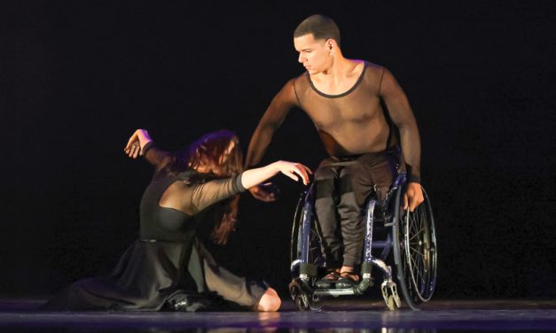 Bailarinos com deficiência de Niterói levam show inclusivo e interativo à Baixada