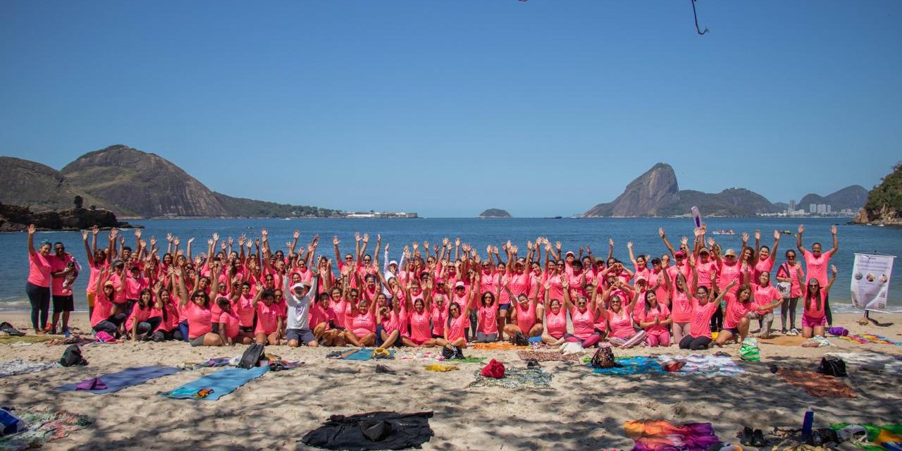 Yoga na Praia abre neste domingo (5), a 9ª edição do Outubro Rosa da Oncomed e da Pró-Onco Mulher