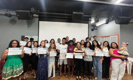 Moradores de Jurujuba se formam em curso gratuito de tecnologia pelo Projeto Comunidade Integrada da Águas de Niterói