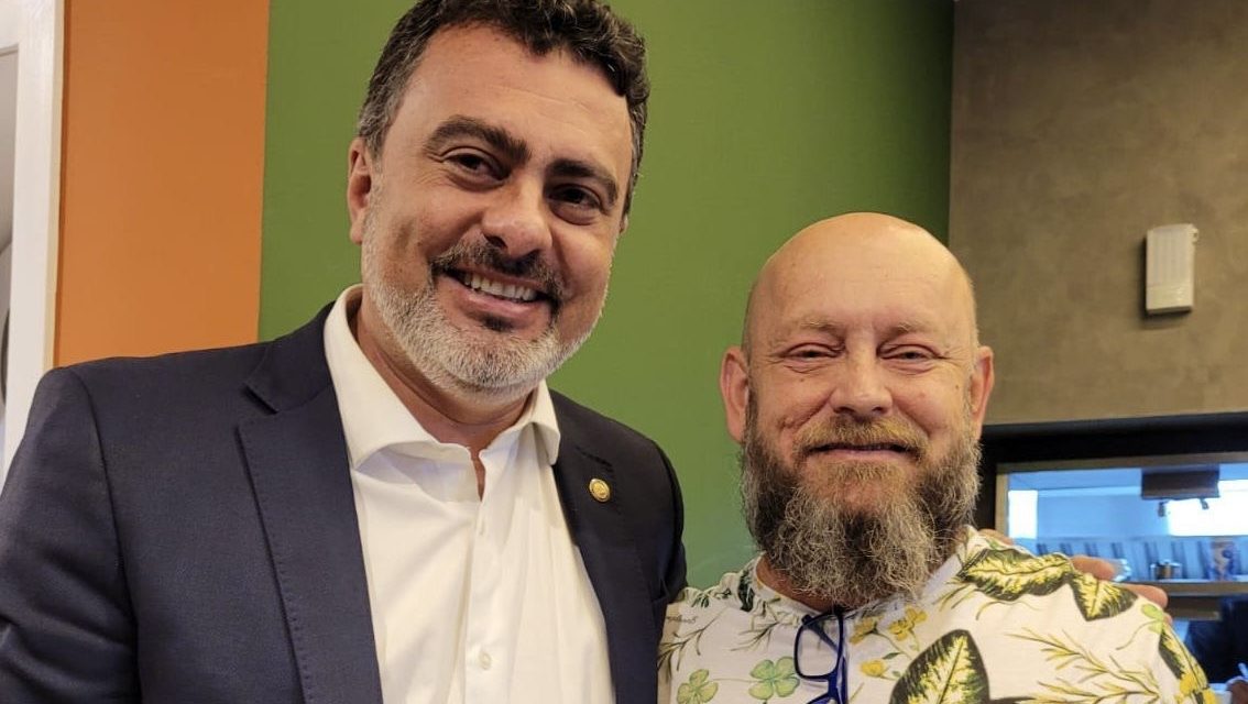 Deputado Vitor Junior entrega Medalha Tiradentes ao professor e escritor Luiz Antonio Simas