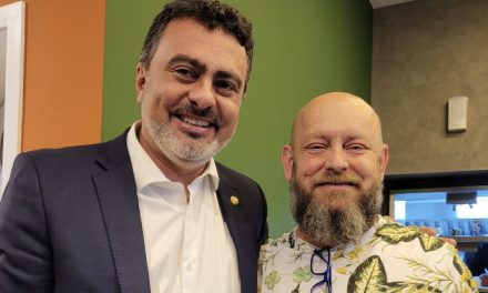 Deputado Vitor Junior entrega Medalha Tiradentes ao professor e escritor Luiz Antonio Simas