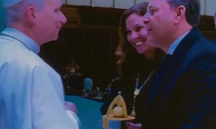 Rodrigo Neves entrega réplica de nova catedral de Niterói ao Papa Leão XIV