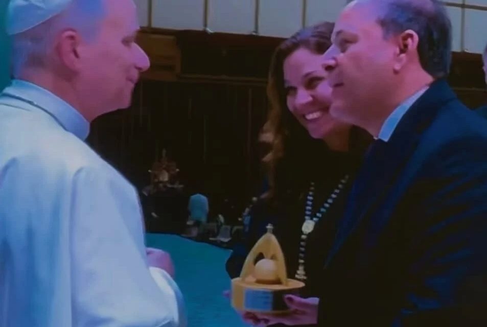 Rodrigo Neves entrega réplica de nova catedral de Niterói ao Papa Leão XIV