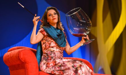 Flávia Reis apresenta pela primeira vez em Niterói a comédia “Neurótica”