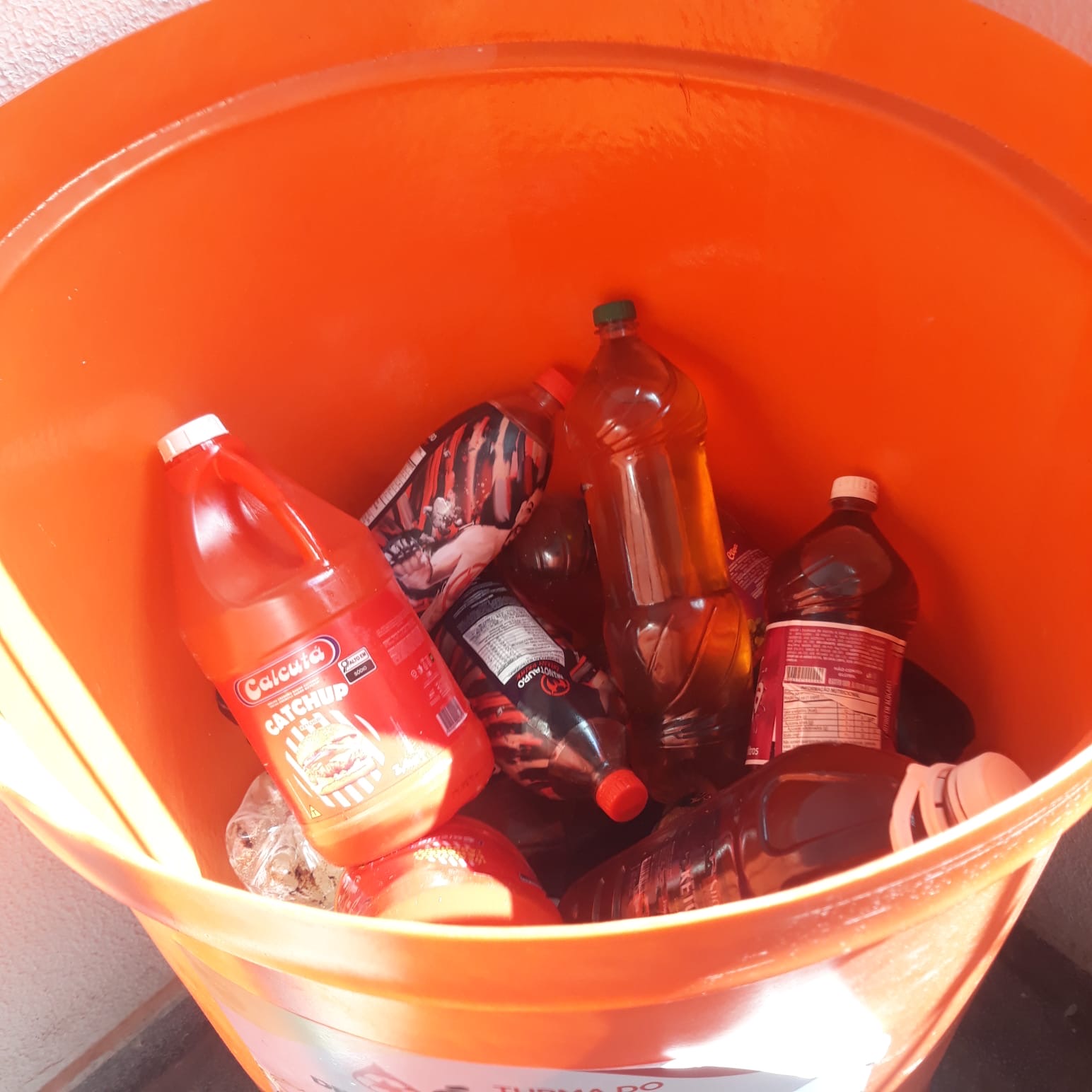 Águas de Niterói coletou mais de 4 . 200 litros de óleo de cozinha em 2025