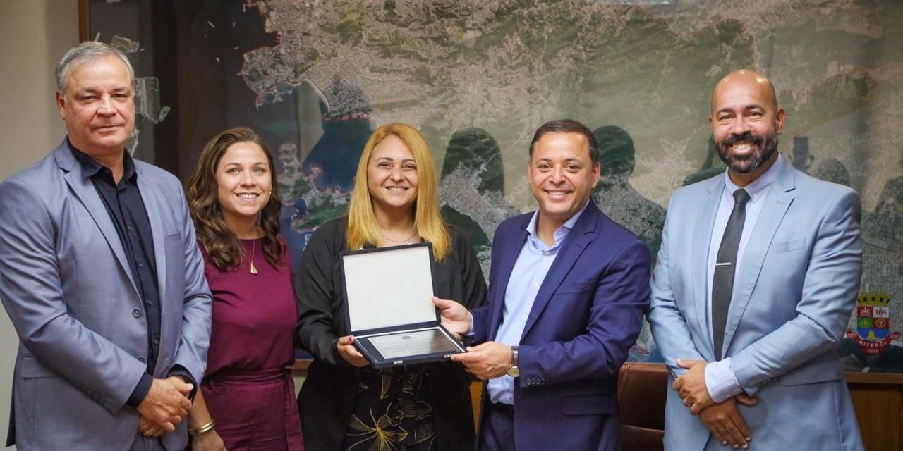 diretoria do Conselho Comunitário de Segurança (CCS Aisp 12) homenageou o prefeito Rodrigo Neves na última quinta-feira