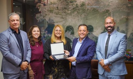 diretoria do Conselho Comunitário de Segurança (CCS Aisp 12) homenageou o prefeito Rodrigo Neves na última quinta-feira