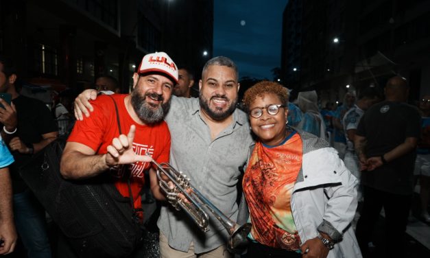 Verônica Lima entrega Medalha Tiradentes à Acadêmicos de Niterói em ensaio que celebra enredo em homenagem ao presidente Lula