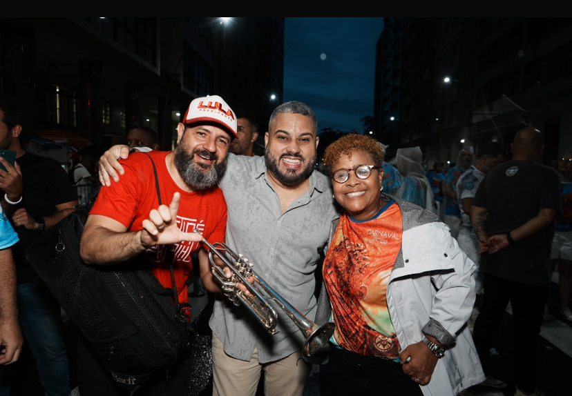 Verônica Lima entrega Medalha Tiradentes à Acadêmicos de Niterói em ensaio que celebra enredo em homenagem ao presidente Lula