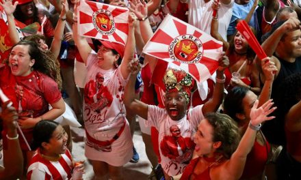 Prefeito Rodrigo Neves vibra com título da Viradouro e diz que enredo sobre Mestre Ciça é homenagem à cultura popular brasileira