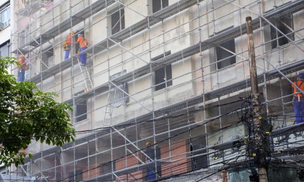 Prefeito Rodrigo Neves vistoria obras de reforma do Cinema Icaraí