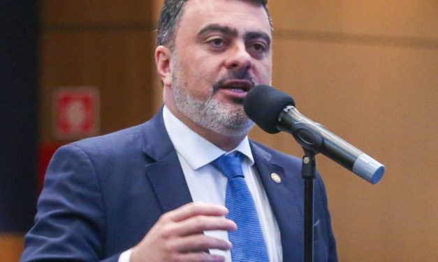 Deputado Vitor Junior segue na disputa pela presidência da Alerj representando o campo de oposição a Douglas Ruas