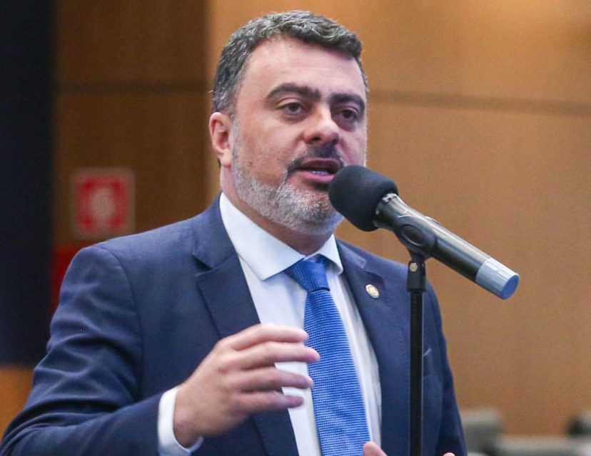 Deputado Vitor Junior segue na disputa pela presidência da Alerj representando o campo de oposição a Douglas Ruas