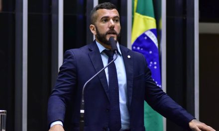 PGE pede inelegibilidade de 8 anos de Carlos Jordy por crime eleitoral
