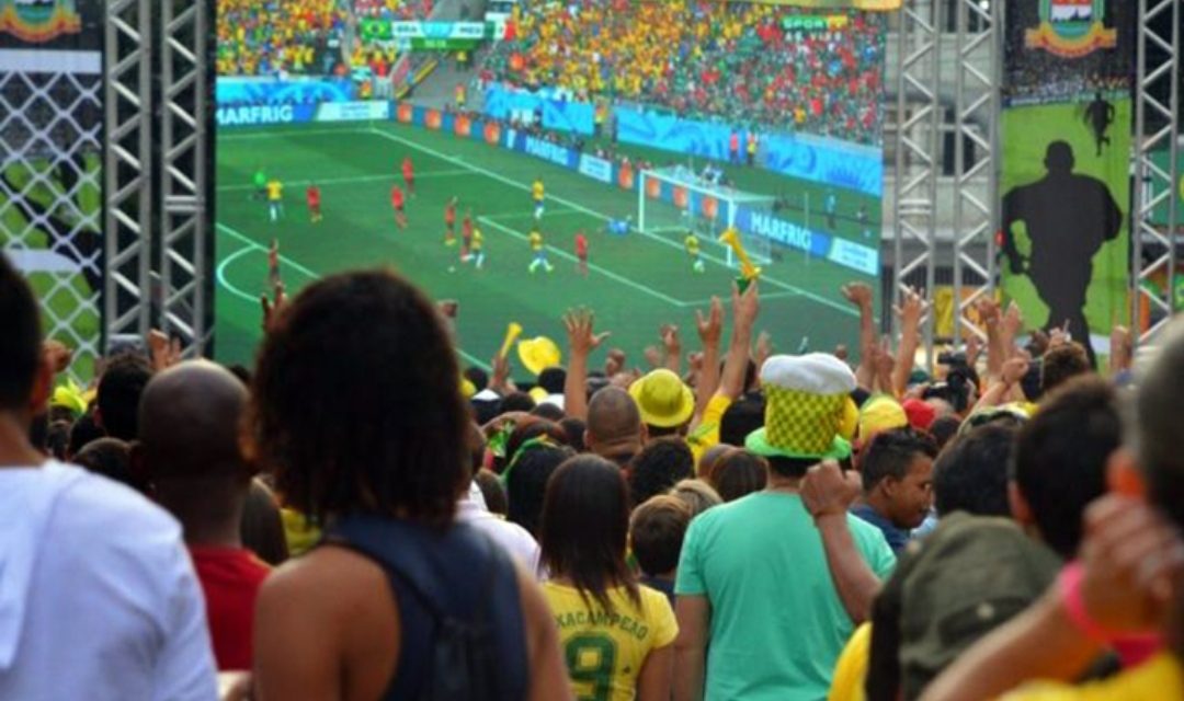 Supertelão de LED no Clube Central anima torcida para o Brasil com roda de samba e distribuição de cerveja para sócios