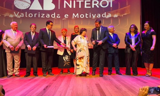 Advogada mais antiga em atividade de Niterói é homenageada pela OAB