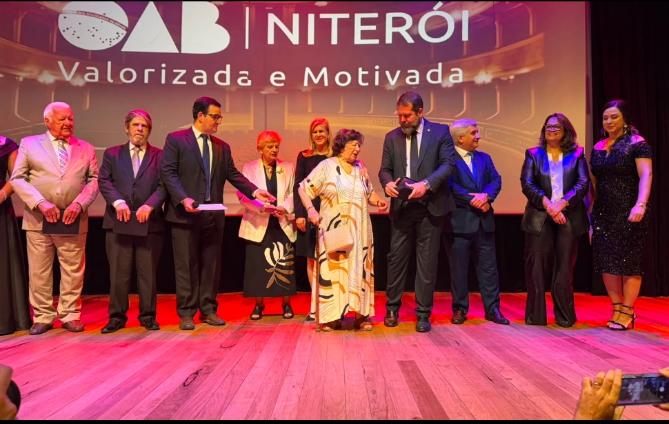 Advogada mais antiga em atividade de Niterói é homenageada pela OAB