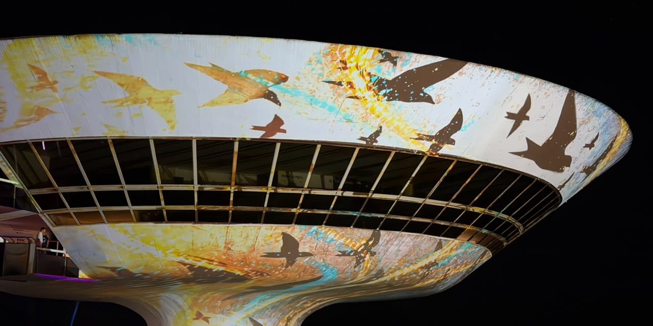 Fachada de Niemeyer virou obra de arte em projeção mapeada