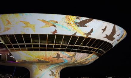 Fachada de Niemeyer virou obra de arte em projeção mapeada