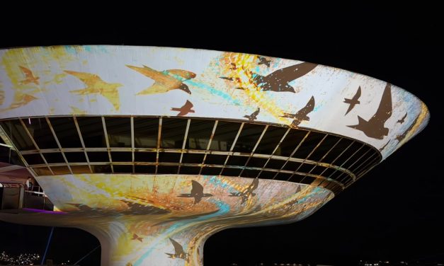 Fachada de Niemeyer virou obra de arte em projeção mapeada